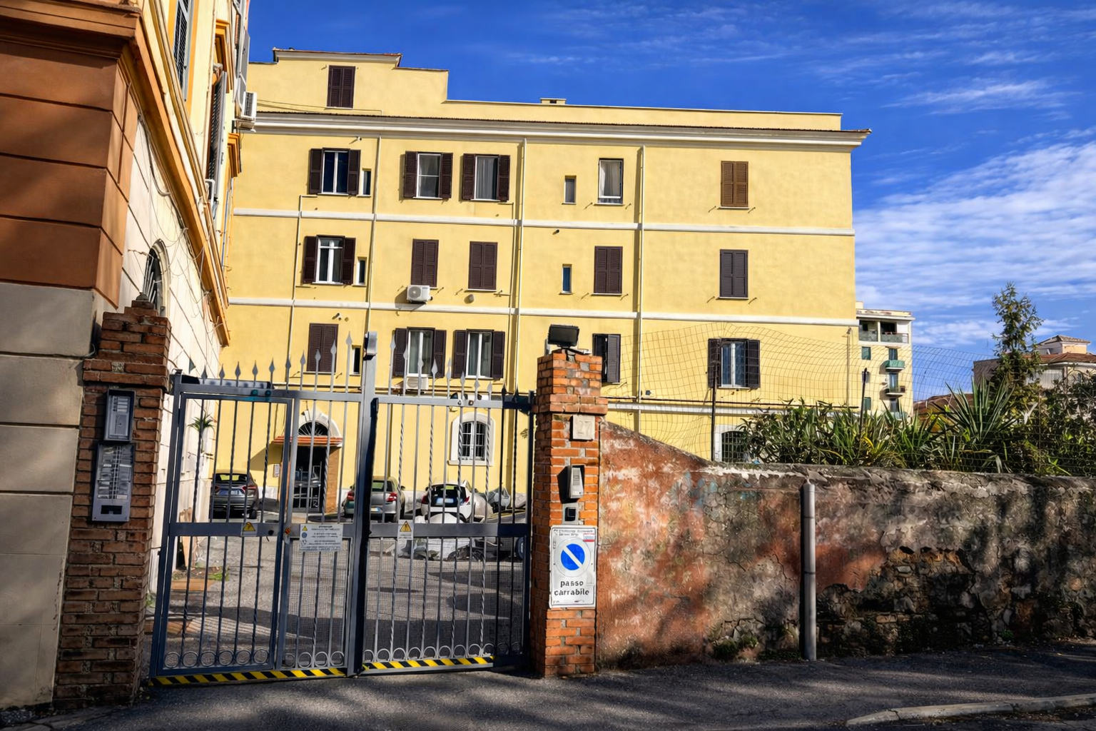 Cancello di accesso al parcheggio privato