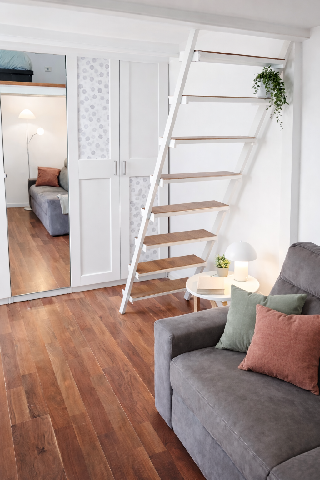 Divano letto e scala del soppalco